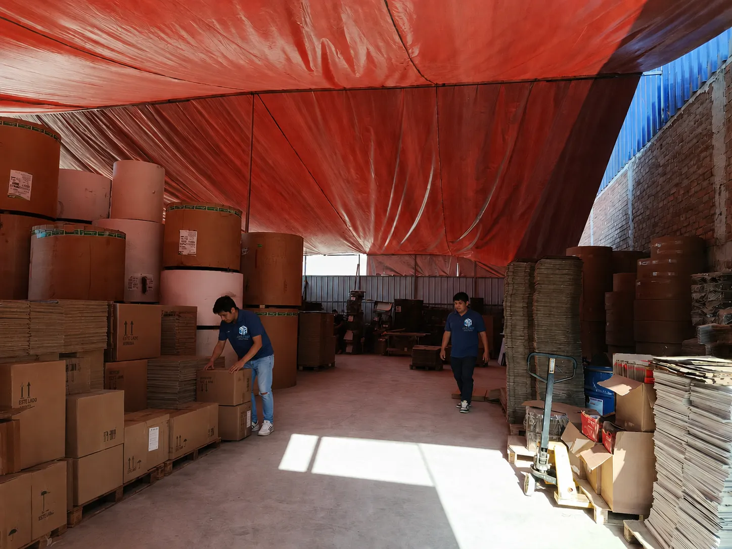 Almacén de JAN FAST con stock de cajas de cartón listo para despacho